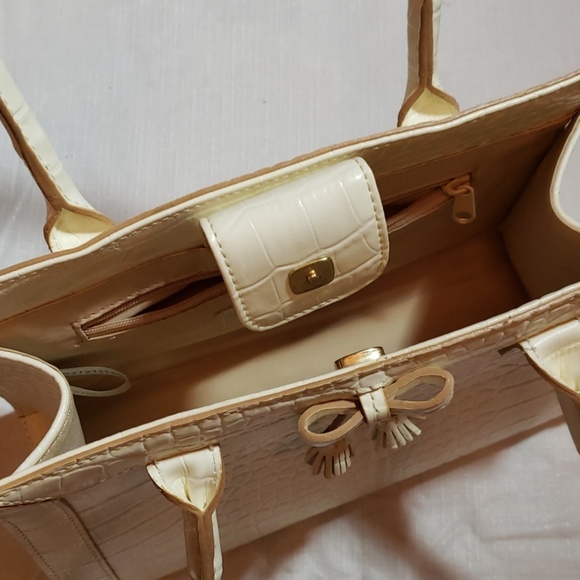 Liz Claiborne cream handbag - Picture 6 of 6